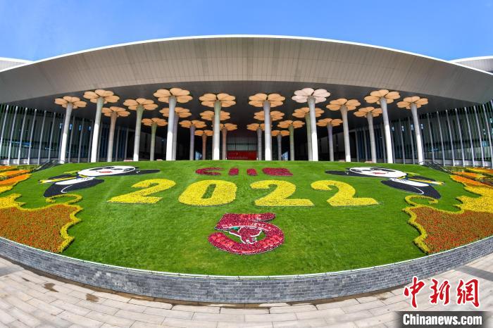 第五屆進(jìn)博會(huì)場(chǎng)館景觀裝飾全面定妝?！￡悏?mèng)澤 攝