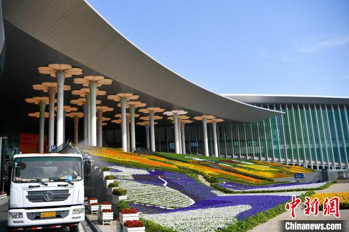 第五屆進(jìn)博會(huì)場(chǎng)館景觀裝飾全面定妝?！￡悏?mèng)澤 攝